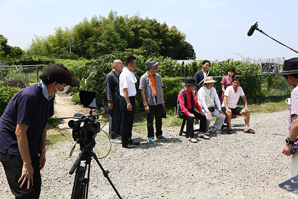 関西のタレントプロダクション日本放映プロ（株）の「おせっかいチーム」ロケ風景の写真
