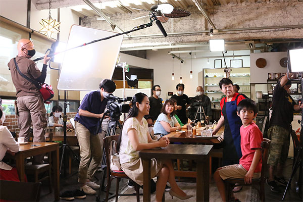 大阪のタレントプロダクション日本放映プロ製作映画「おせっかいチーム」の撮影現場風景